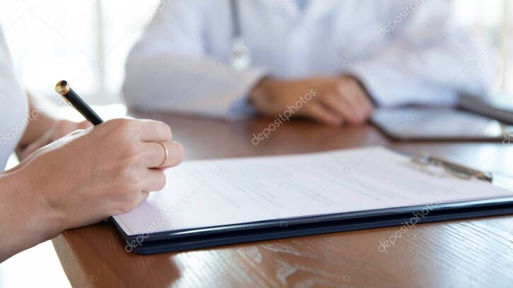 Consulente che spiega un report di analisi contratti a un cliente