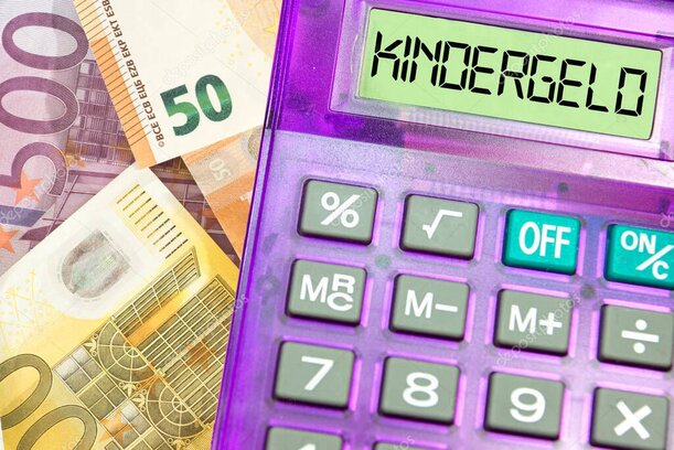 Persona che compila moduli per richiedere bonus sociali
