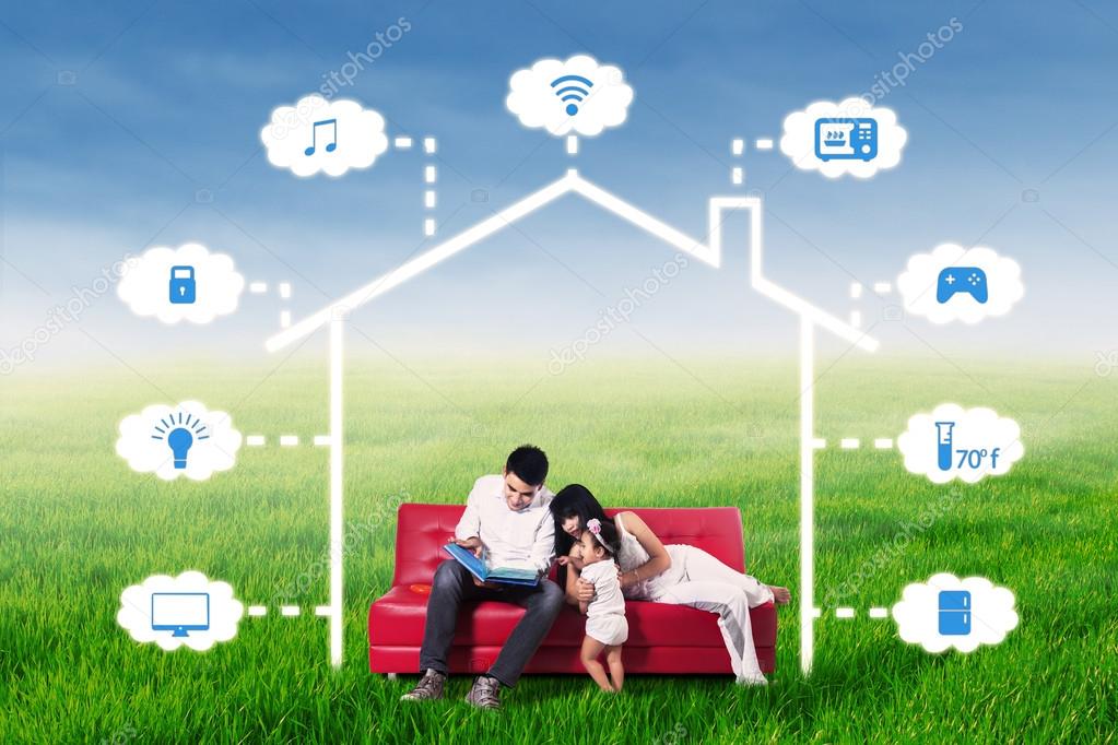 Famiglia riunita in salotto mentre controlla le utenze domestiche