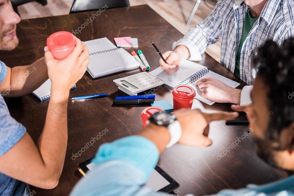 Imprenditore che discute la gestione delle utenze aziendali con un consulente