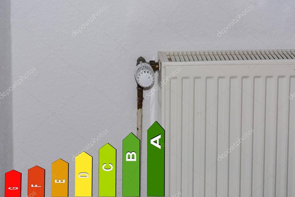 Casa con icone di efficienza energetica e risparmio