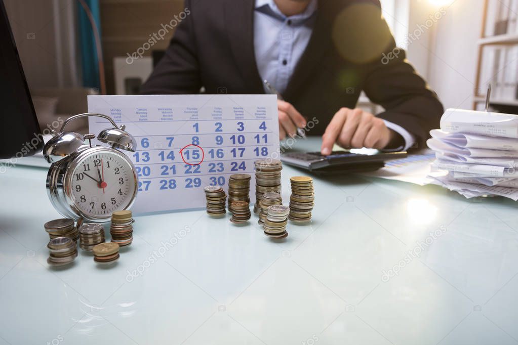 Persona che risparmia tempo delegando la gestione delle pratiche