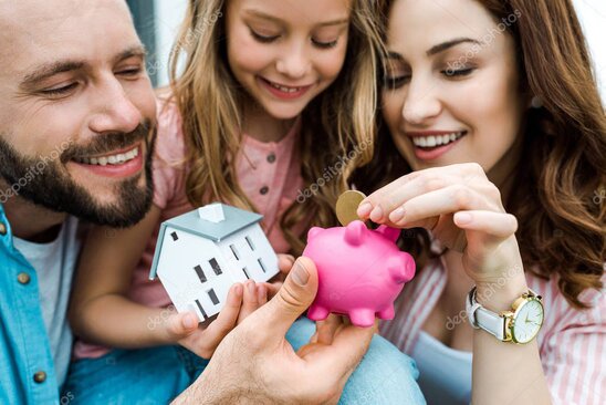 Famiglia sorridente che controlla le bollette ridotte