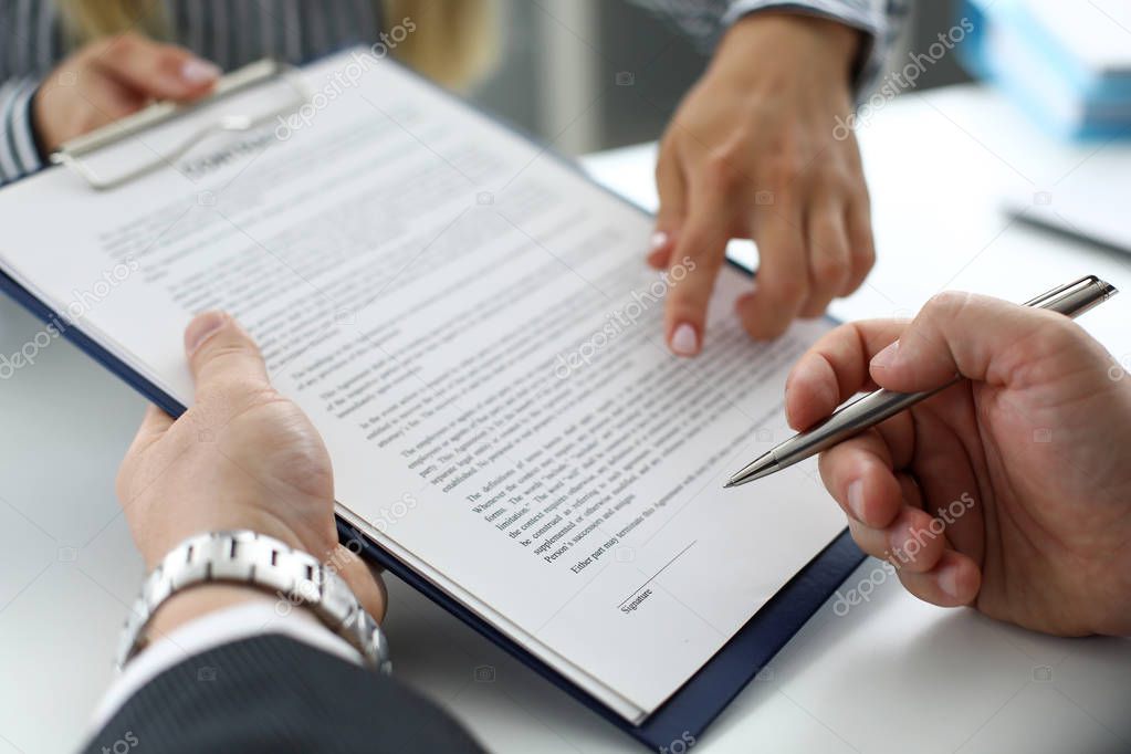 Cliente che firma un nuovo contratto con il supporto del consulente