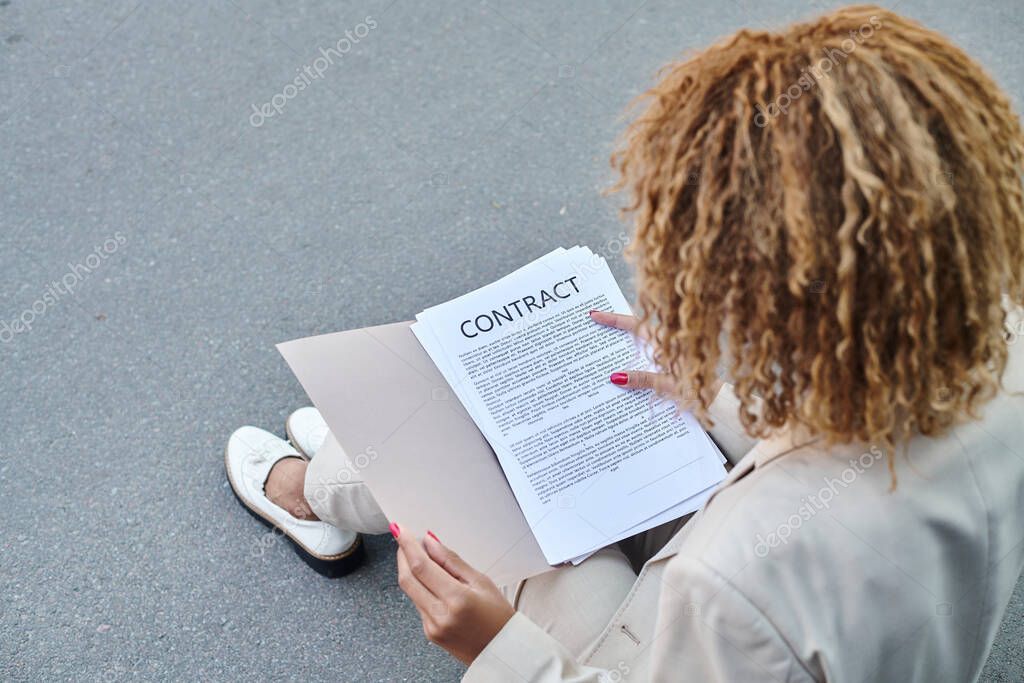 Consulente che analizza bollette e contratti su una scrivania