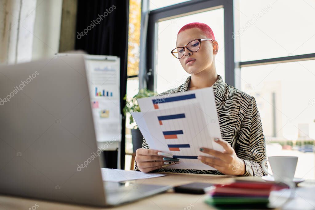 Raccolta di bollette e contratti sul tavolo per l’analisi iniziale
