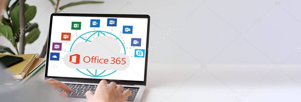 Consulente che assiste un imprenditore in ufficio