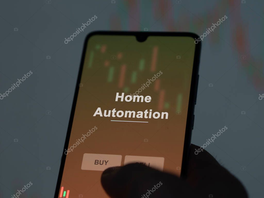 Casa con videocamere di sicurezza e dispositivi smart collegati in rete