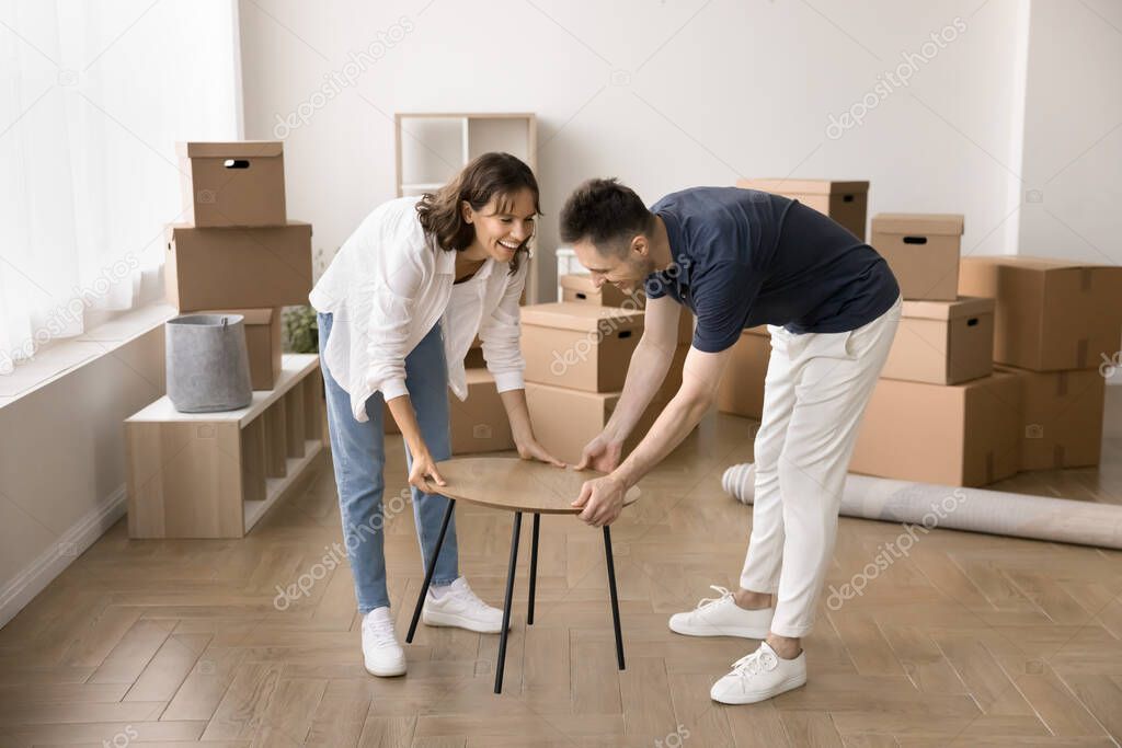 Famiglia in casa che consulta un consulente per i servizi domestici