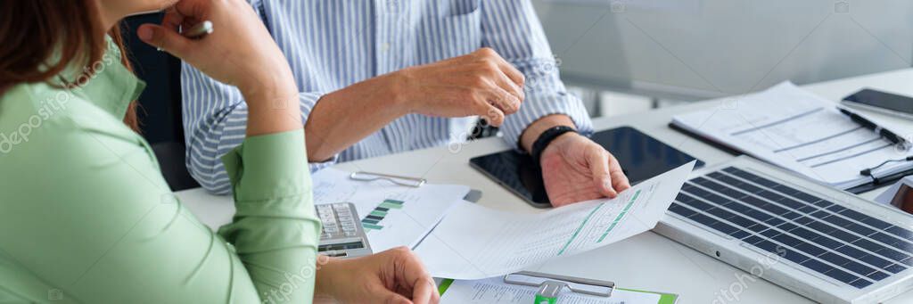 Consulente che controlla bollette e contratti con un cliente