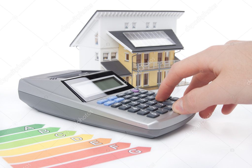 Famiglia che valuta soluzioni per le utenze di casa al tavolo